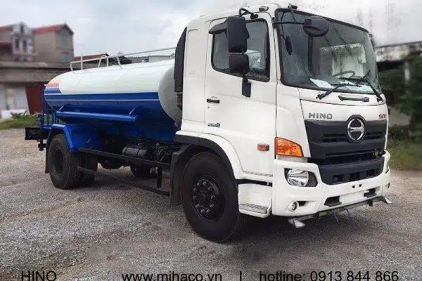 xe tuoi cay rua duong