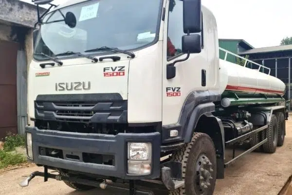 xe phun nước tưới cây rửa đường 14 khối isuzu