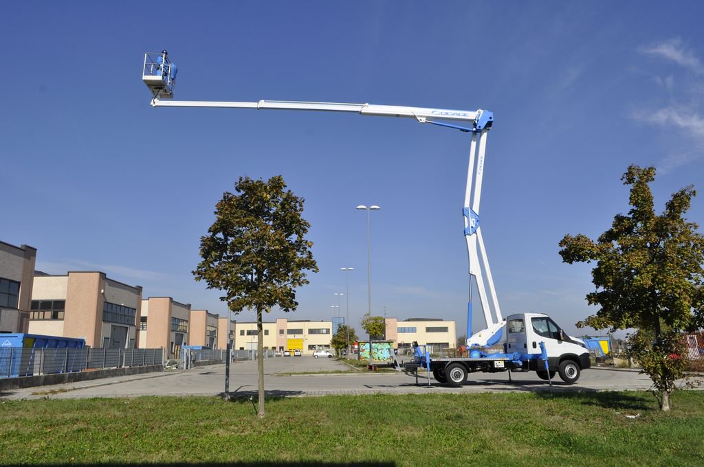 Xe nâng người làm việc trên cao Xe nâng người làm việc trên cao