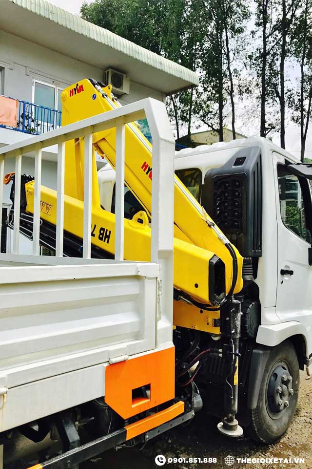 Xe tải Hino FC gắn cẩu gập robot Hyva 3 tấn