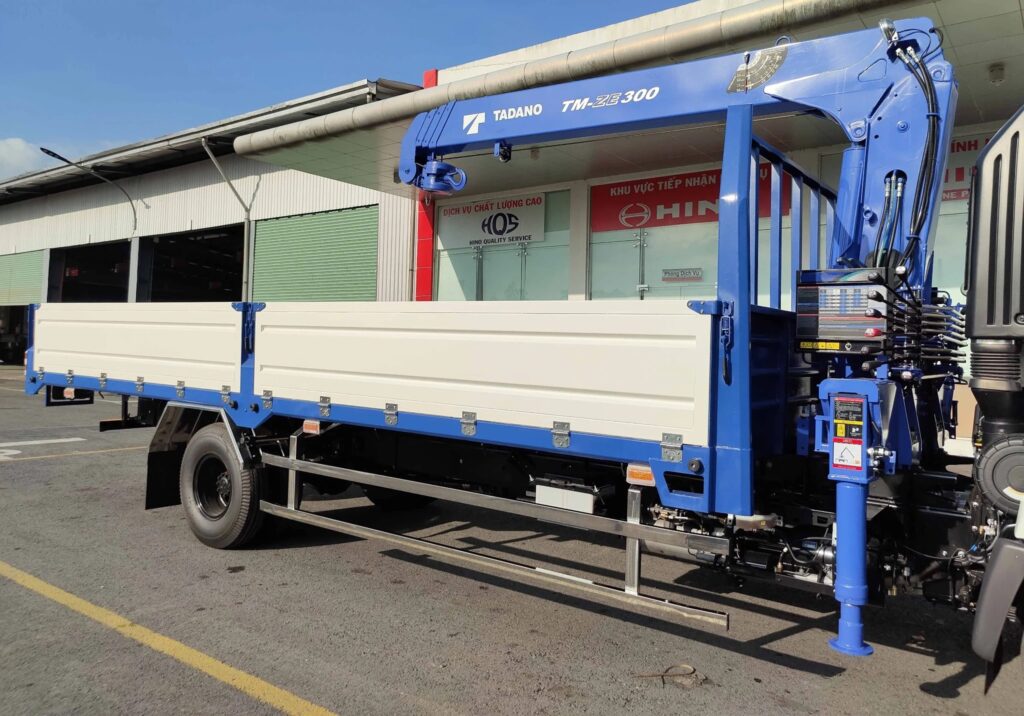 Xe tải hino FC gắn cẩu Tadano 3 tấn 4 đoạn