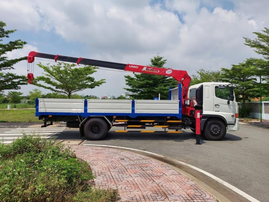Xe tải Hino FG lắp cẩu Unic 5 tấn UR-V554 Xe tải Hino FG lắp cẩu Unic 5 tấn UR-V554