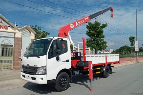 Xe tải hino xzu730 gắn cẩu unic 3 tấn