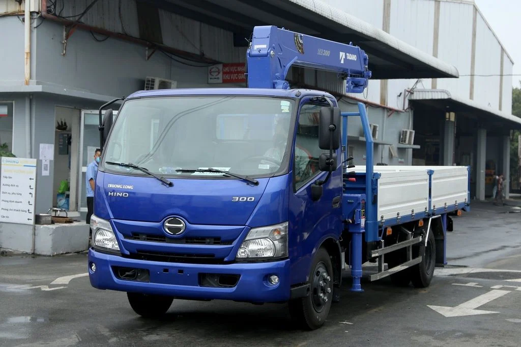 Xe tải Hino XZU720 gắn cẩu Tadano 3 tấn