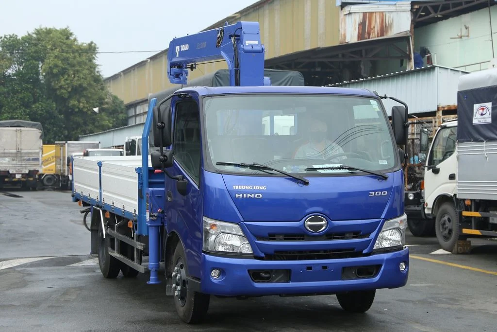 Xe tải Hino XZU720 gắn cẩu Tadano 3 tấn