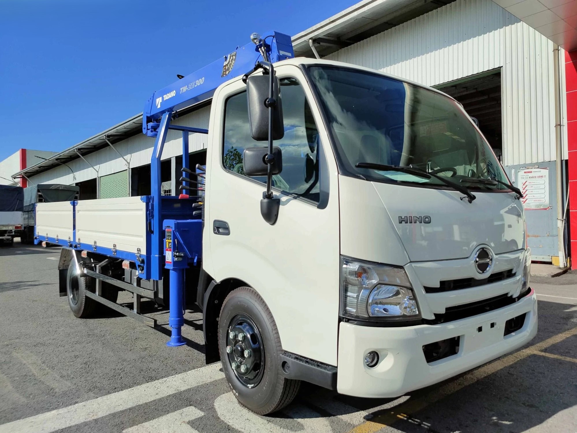 Xe tải Hino XZU730 gắn cẩu Tadano 3 tấn