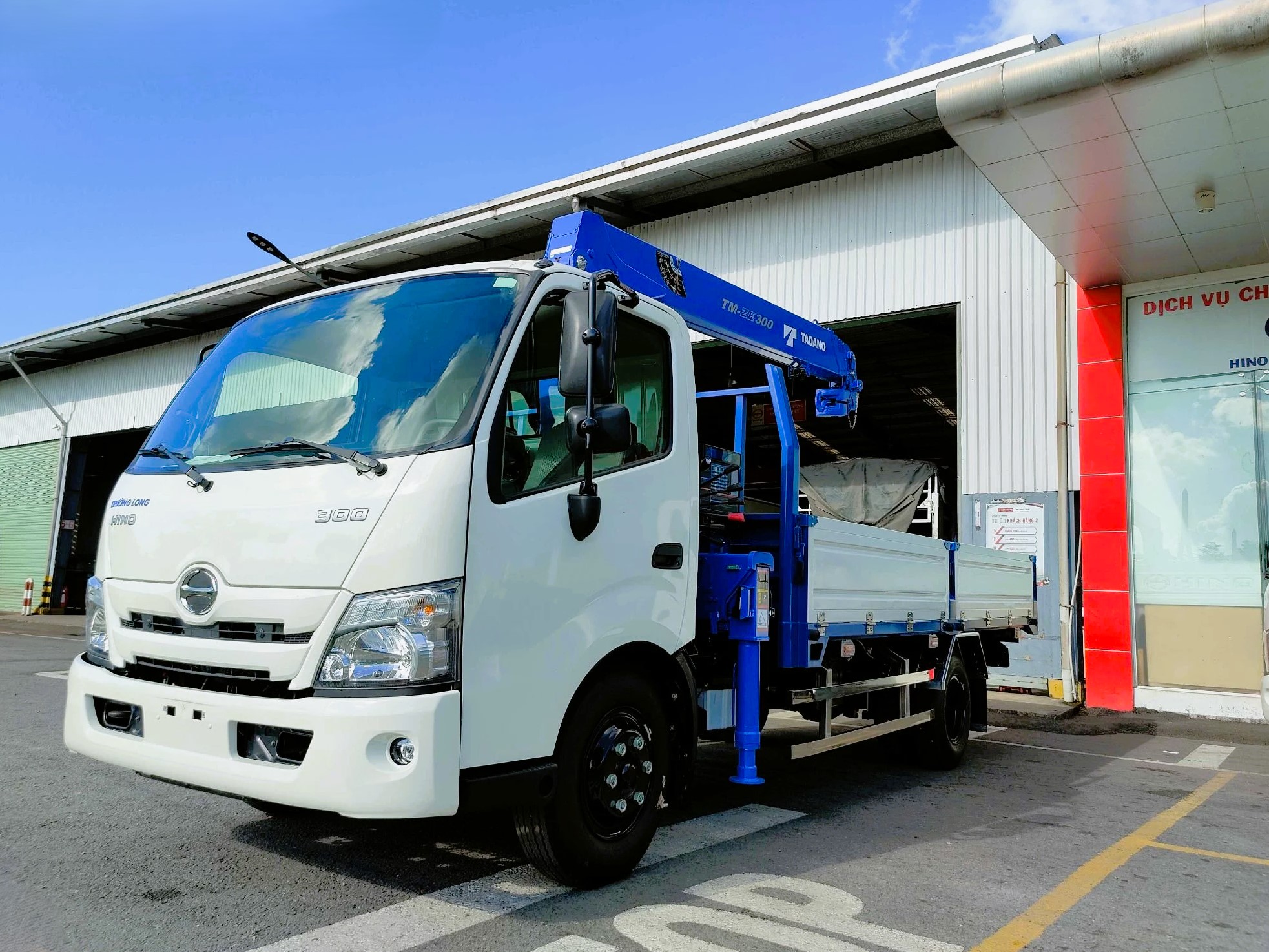 Xe tải Hino XZU730 gắn cẩu Tadano 3 tấn