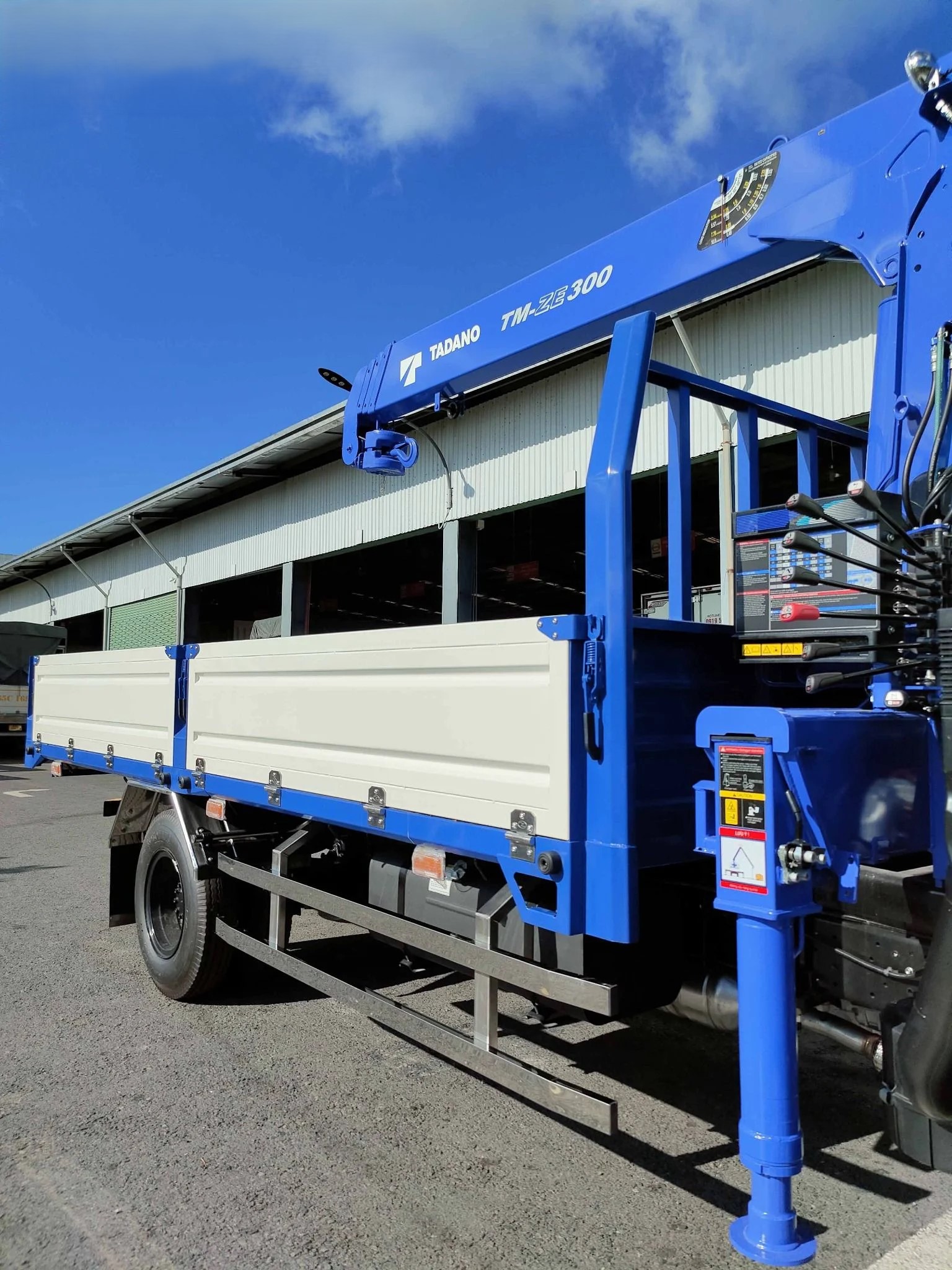 Xe tải Hino XZU730 gắn cẩu Tadano 3 tấn