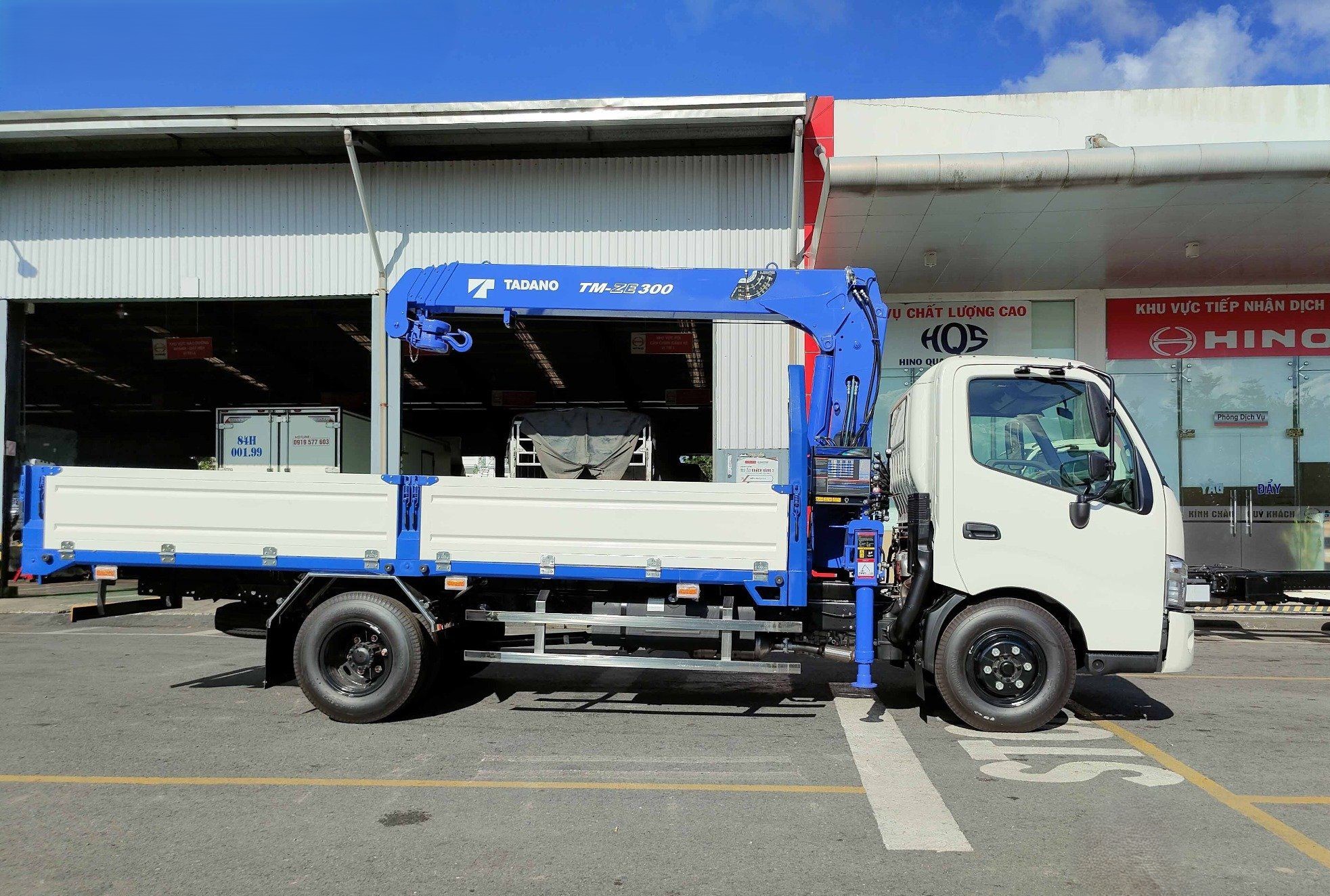 Xe tải Hino XZU730 gắn cẩu Tadano 3 tấn