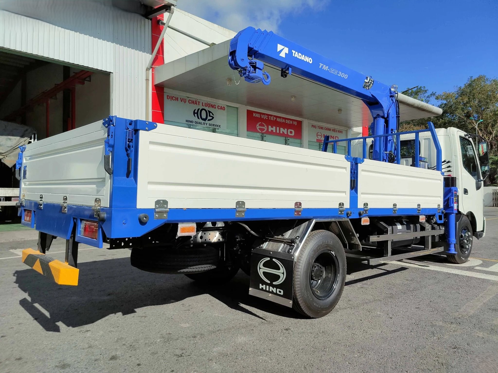 Xe tải Hino XZU730 gắn cẩu Tadano 3 tấn