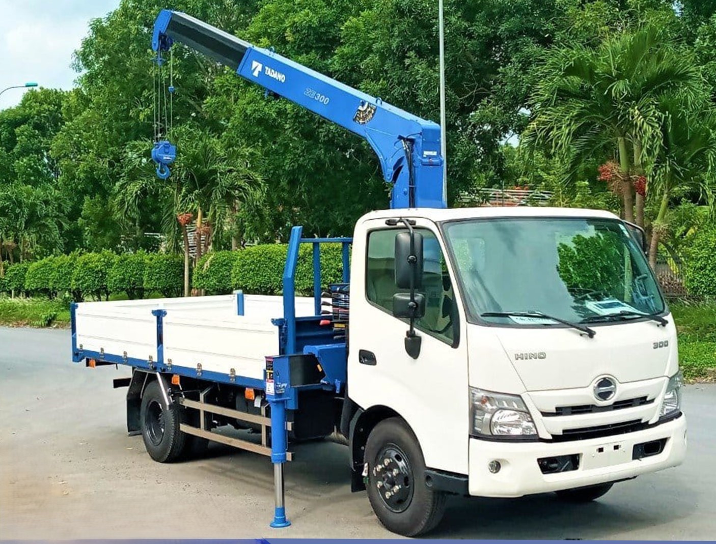 Xe tải Hino XZU730 gắn cẩu Tadano 3 tấn