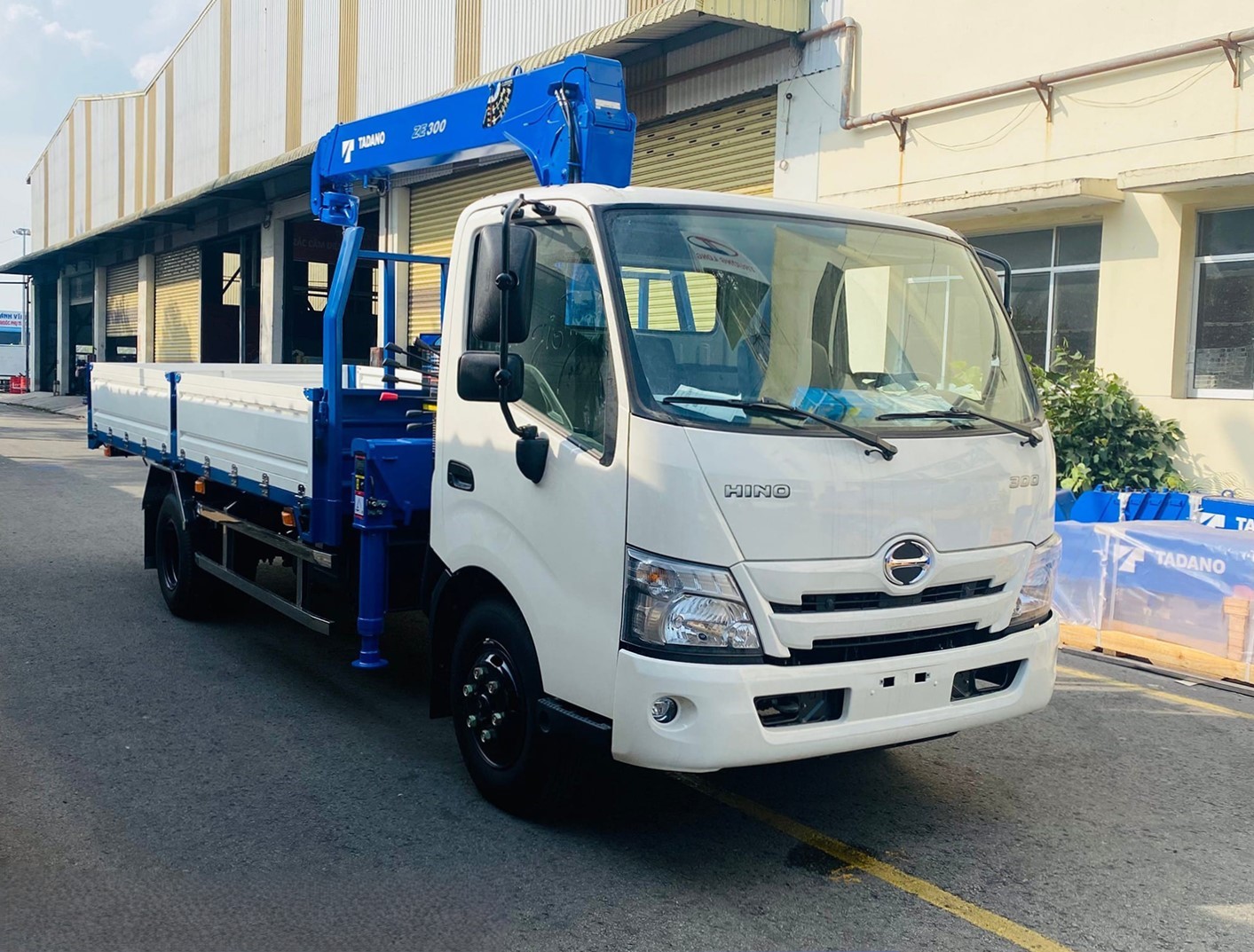 Xe tải Hino XZU730 gắn cẩu Tadano 3 tấn