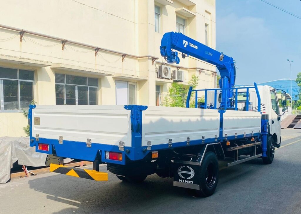Xe tải Hino XZU730 gắn cẩu Tadano 3 tấn