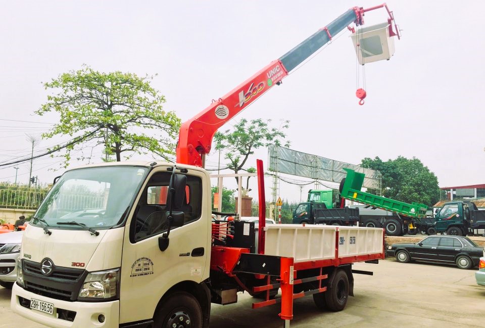 Xe tải cẩu hino xzu 3 tấn gắn giỏ nâng người