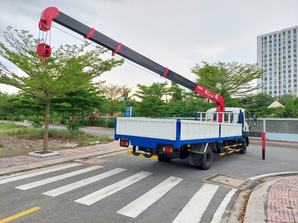 Xe tải Isuzu frr lắp cẩu 3 tấn unic Xe tải Isuzu frr lắp cẩu 3 tấn unic