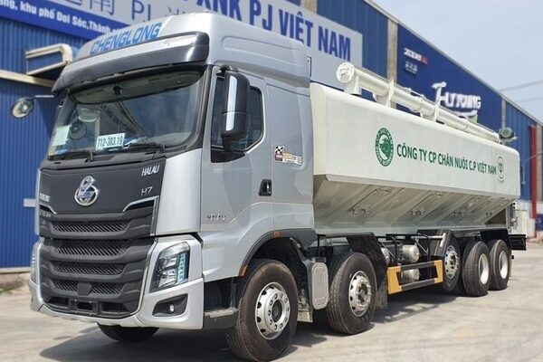 Xe bồn chở thức ăn chăn nuôi 35 khối chenglong h7 5 chân chở cám