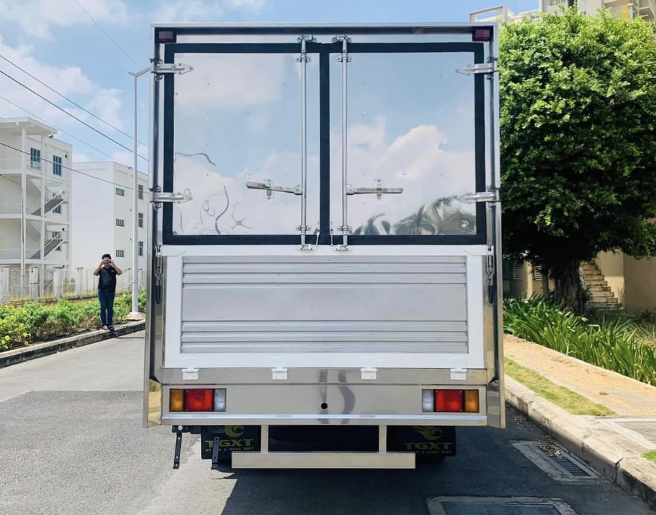 xe tải thùng kín cánh dơi 1,9 tấn Isuzu QKR210