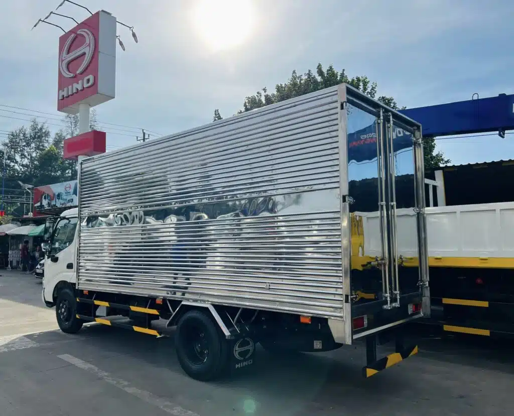Xe tải Hino 1.9 tấn XZU650 thùng kín dài 4,5m