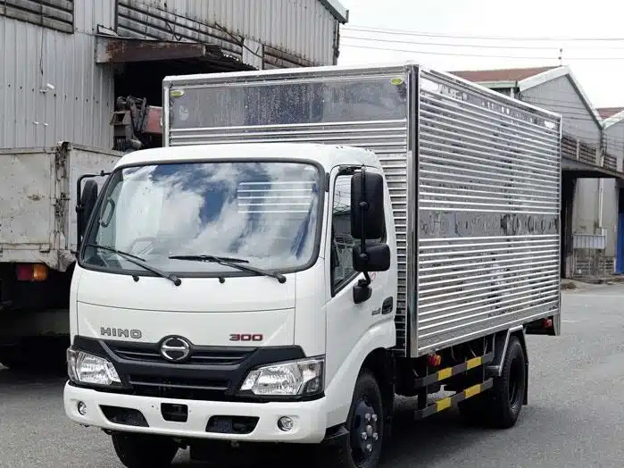 Xe tải Hino 1.9 tấn XZU 650 thùng kín dài 4,5m