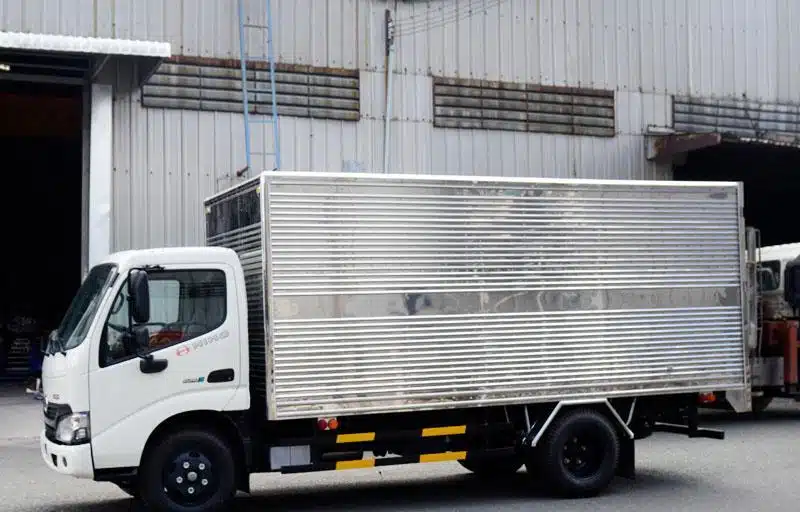 Xe tải Hino 1.9 tấn XZU650 thùng kín dài 4,5m