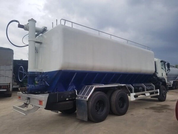 Xe bồn chở cám - chở thức ăn chăn nuôi 25 khối Isuzu FVM