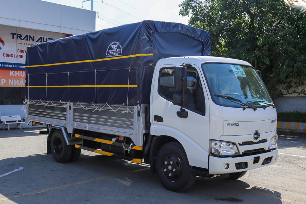 Xe tải Hino 1.9 tấn thùng mui bạt dài 4.5m