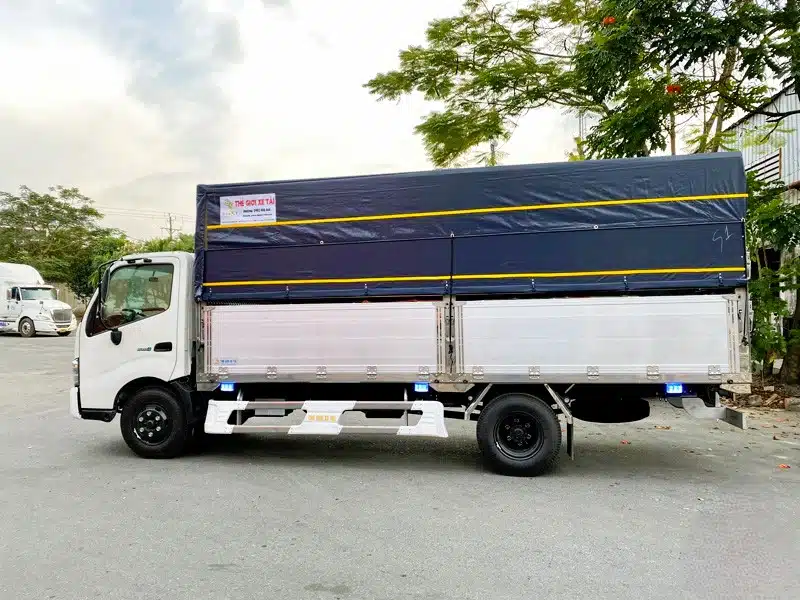 Xe tải Hino 3,5 tấn XZU720 thùng mui bạt dài 5,2m