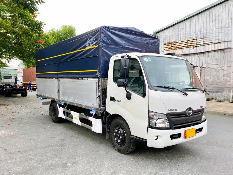 Xe tải Hino 5 tấn XZU730 thùng mui bạt dài 5,7 m