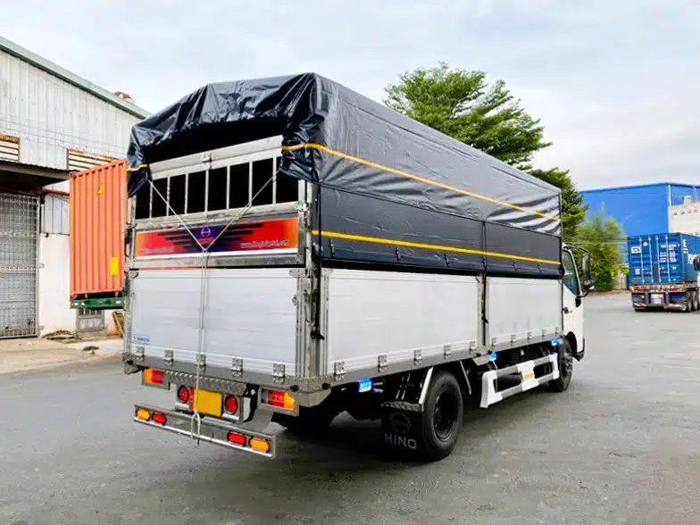 Xe tải Hino 3,5 tấn XZU720 thùng mui bạt dài 5,2m