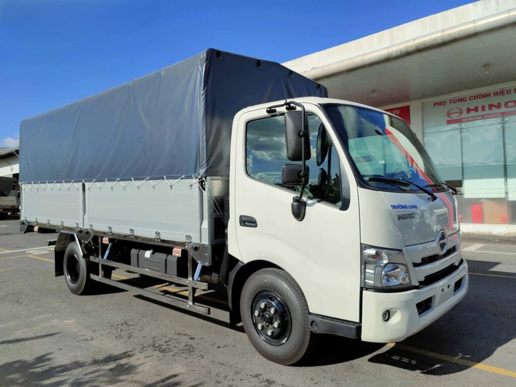 Xe tải Hino 3 tấn rưỡi thùng dài 5m2 Xe tải Hino 3,5 tấn XZU720 thùng mui bạt dài 5,2m