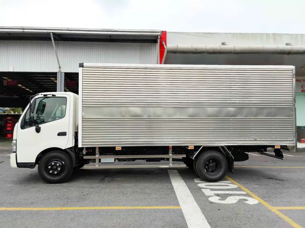 Xe tải Hino 5 tấn thùng kín dài 5,7m Xe tải Hino 3,5 tấn XZU720 thùng kín dài 5,2m