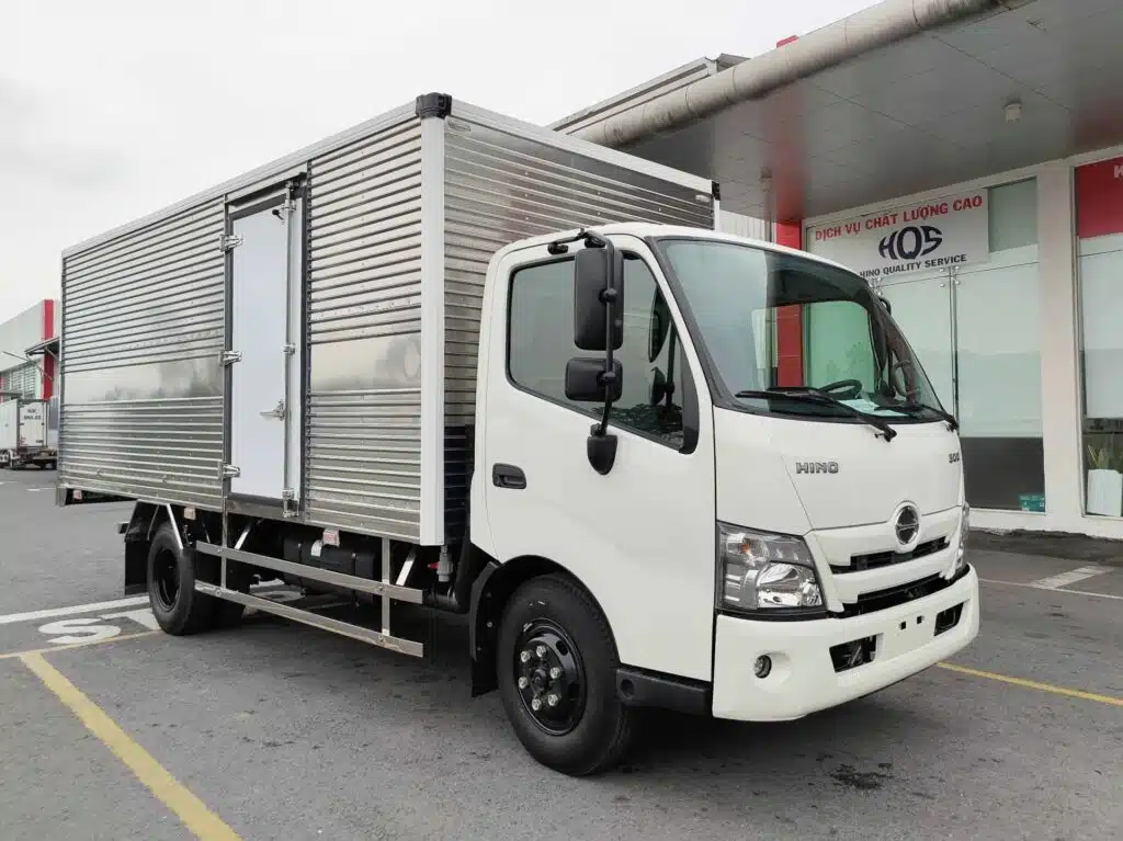Xe tải Hino 3,5 tấn XZU720 thùng kín dài 5,2m Xe tải Hino 3,5 tấn XZU720 thùng kín dài 5,2m
