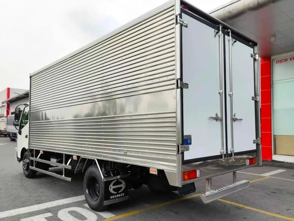 Xe tải Hino 3,5 tấn XZU720 thùng kín dài 5,2m