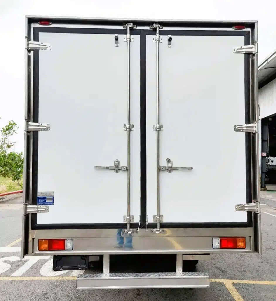 Xe tải Hino 3,5 tấn XZU720 thùng kín dài 5,2m