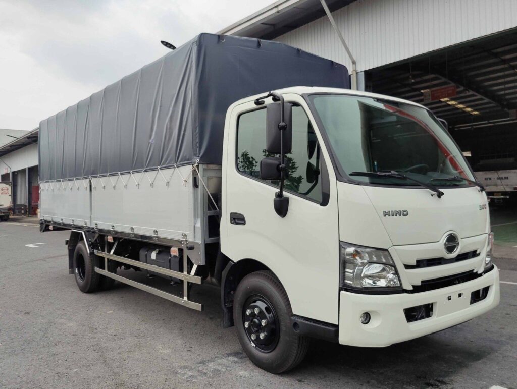 Xe tải hino 5 tấn XZU730 thùng mui bạt Xe tải Hino 5 tấn XZU730 thùng mui bạt dài 5,7 m