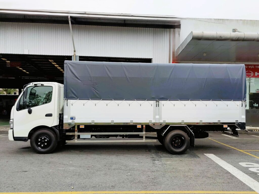 Xe tải Hino 5 tấn thúng mui bạt dài 5,7m Xe tải Hino 5 tấn XZU730 thùng mui bạt dài 5,7 m