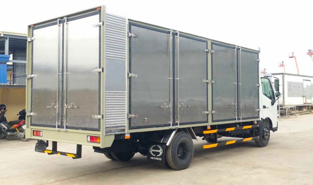 Xe tải Hino 5 tấn thùng kín chở pallet, cấu kiện điện tử Xe tải Hino 5 tấn XZU730 thùng kín chở pallet cấu kiện điện tử