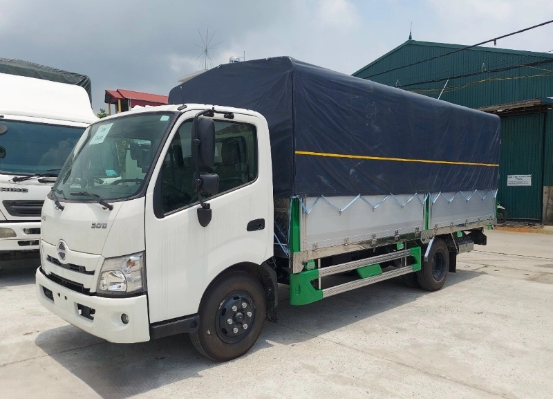 Xe tải Hino 3.5 tấn thùng mui bạt