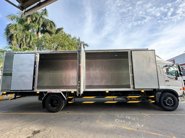 Xe tải Hino thùng kín mở 4 cửa hông Xe tải Hino 8 tấn thùng kín FG serries 500