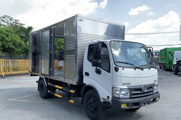 Xe tải Hino 3.5 tấn xzu342L thùng kín dài 4.5m