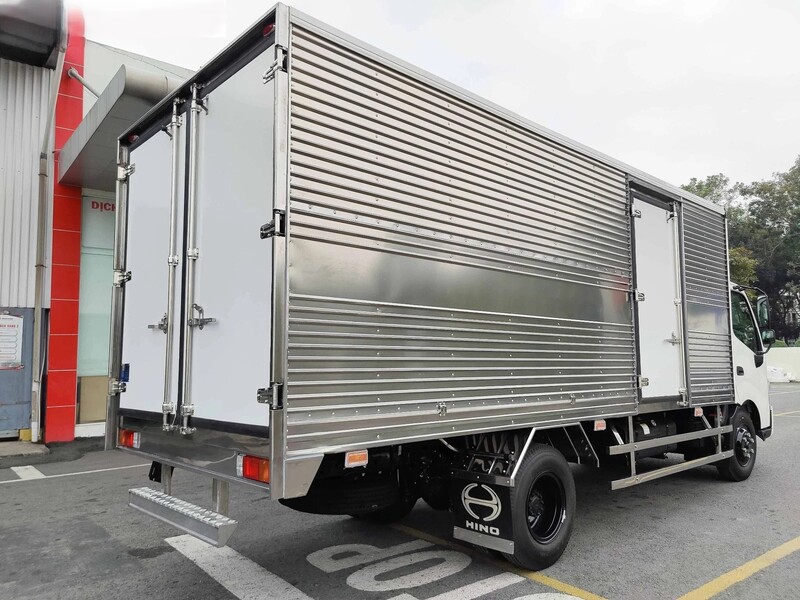 Xe tải Hino 3.5 tấn XZU720 thùng kín dài 5.2m