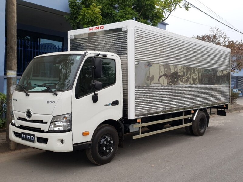 Xe tải Hino 3.5 tấn XZU720 thùng kín dài 5.2m