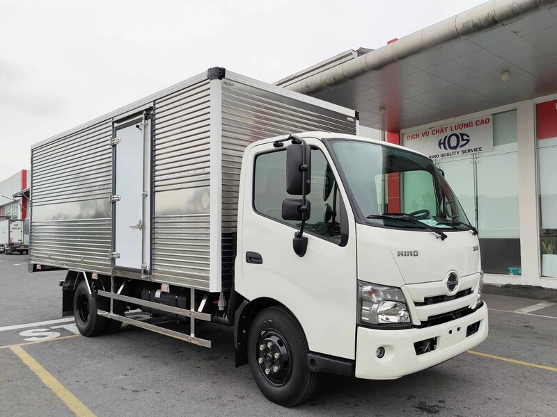 Xe tải Hino 3.5 tấn XZU720 thùng kín dài 5.2m