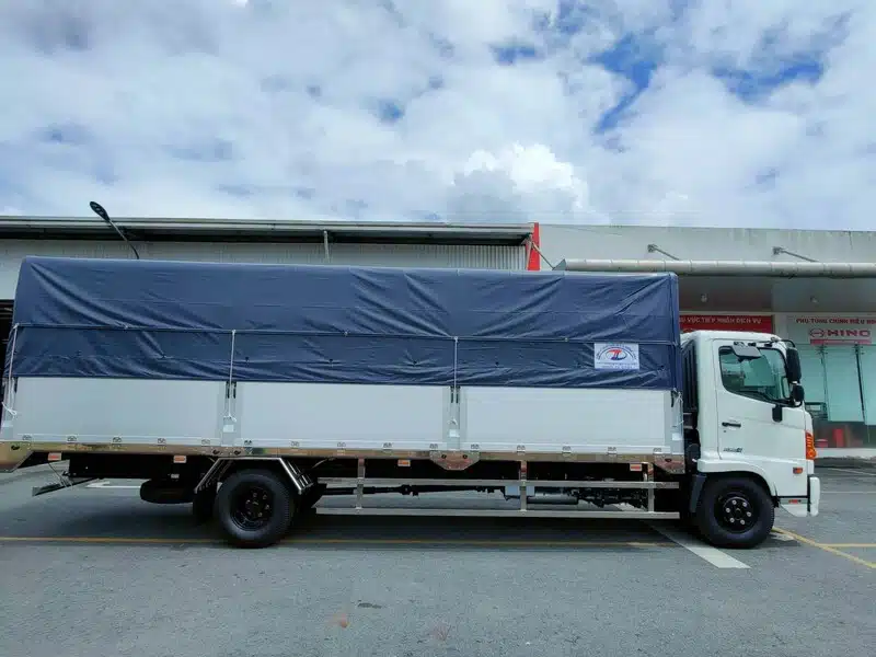 Xe tải Hino 6 tấn thùng mui bạt