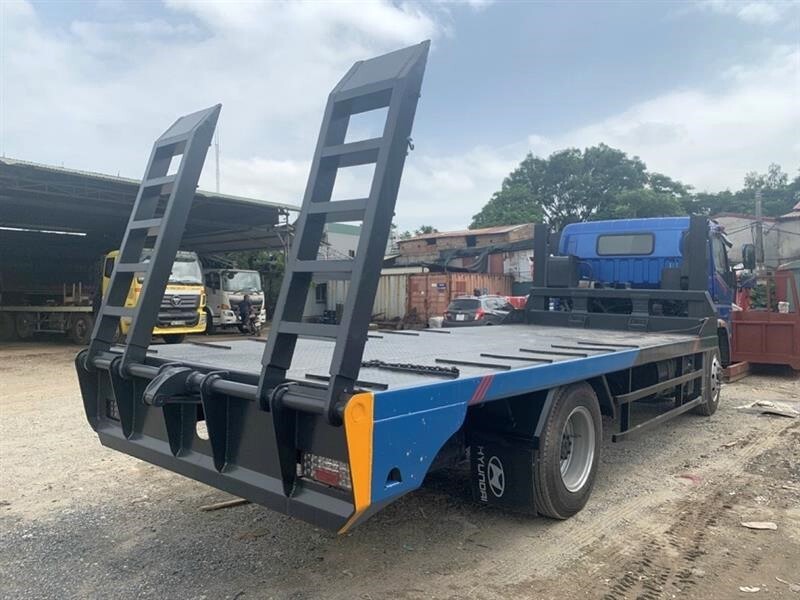 Xe ô tô tải nâng đầu chở máy chuyên dụng Fuso fi 170