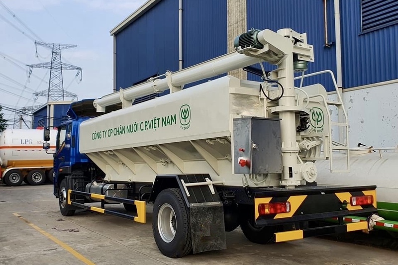 Xe bồn chở cám 13 khối bơm trục vít THACO AUMAN C160