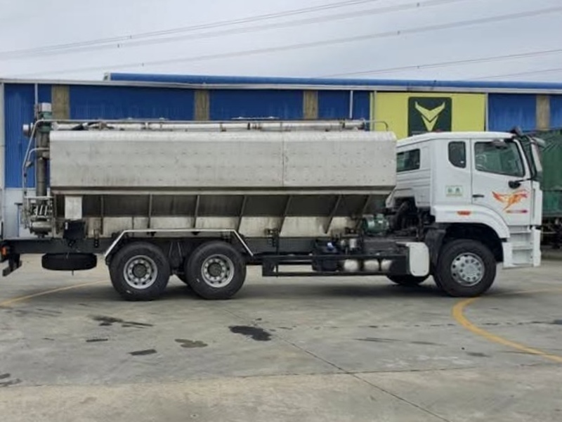 Xe howo 3 chân bồn chở cám 21 khối bơm trục vít Xe howo 3 chân bồn chở cám 21 khối bơm trục vít