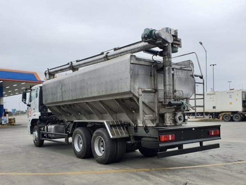 Xe howo 3 chân bồn chở cám 21 khối bơm trục vít Xe howo 3 chân bồn chở cám 21 khối bơm trục vít