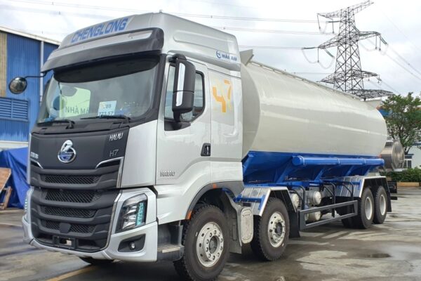 Xe bồn chở cám 27 khối Chenglong H7 4 chân xitec chở thức ăn chăn nuôi 27m3
