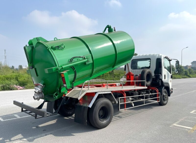 Xe ô tô hút chất thải 6 khối Isuzu FRR 650 bồn xitec 6m3